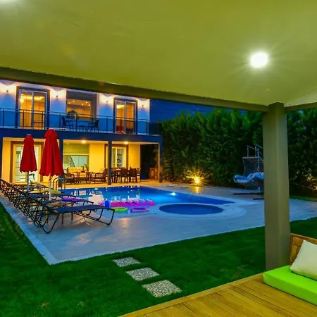 Blue - 4 Bedroom In Hisaroenue Villa