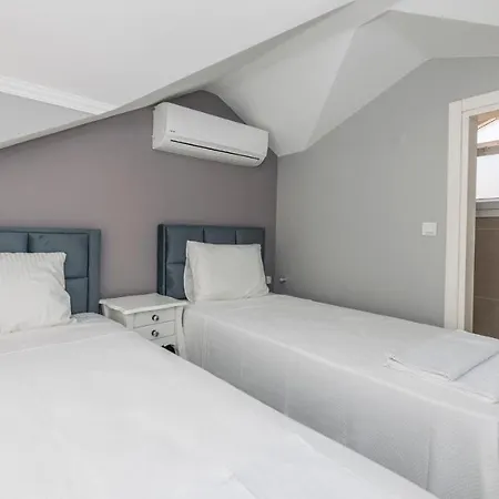 Blue - 4 Bedroom In Hisaroenue Villa