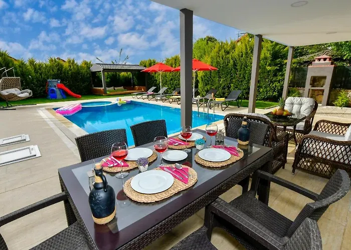 Blue - 4 Bedroom In Hisaroenue Villa