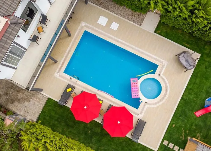 Blue - 4 Bedroom In Hisaroenue Villa