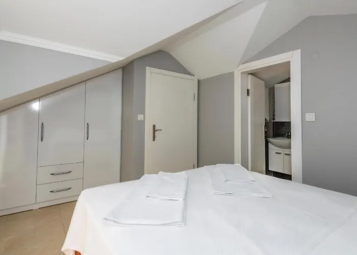 Blue - 4 Bedroom In Hisaroenue Villa *