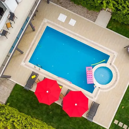 Blue - 4 Bedroom In Hisaroenue Vila