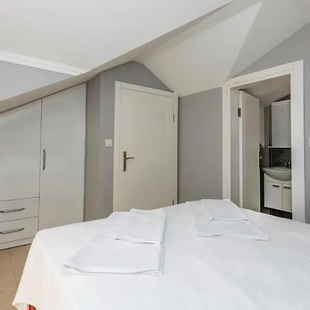 Blue - 4 Bedroom In Hisaroenue Vila *